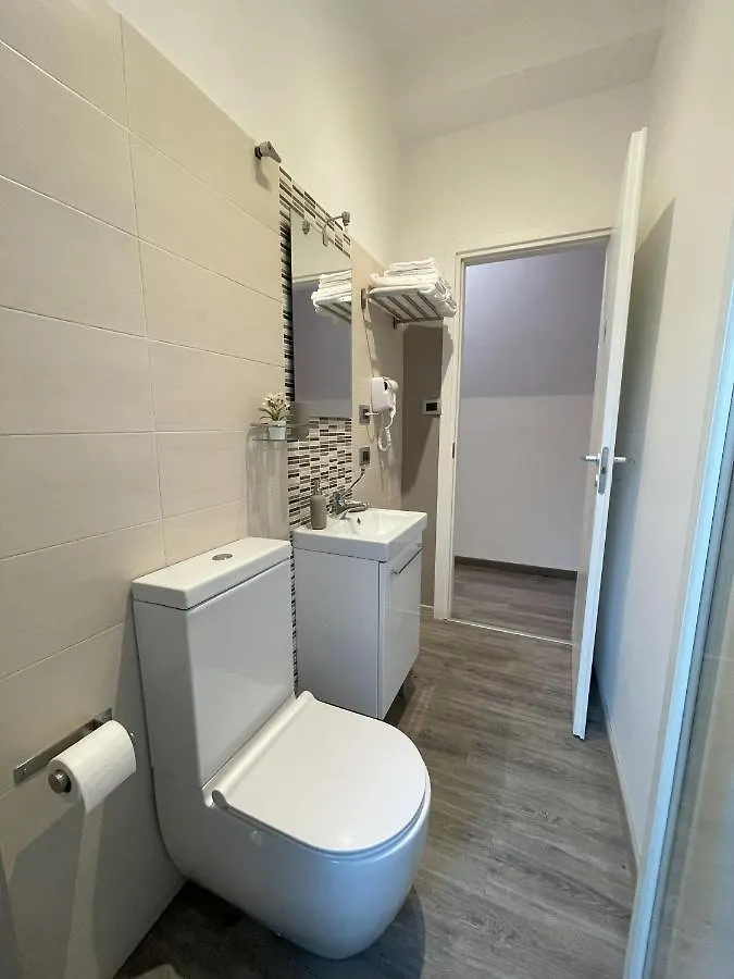 Dr House Apartment Aeroporto di Catania Fontana Rossa 0*,  Italia